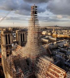 Parigi, ricostruita la guglia di Notre Dame. La cattedrale riaprirà tra un anno