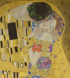 Il Bacio di Klimt, l'idillio a cui si abbandonano teneramente due innamorati