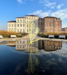 A queen bee and a dragonfly in the gardens of the Reggia di Venaria: these are the installations of Hilario Isola 