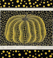 A Milano in mostra per una sera opere in edizione limitata di Yayoi Kusama