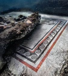 Al Parco Archeologico Sommerso di Baia è riemerso dopo 40 anni un antico mosaico che sembrava perduto