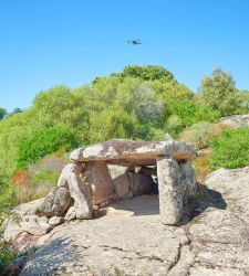 Nuoro, al MAN il grande fotografo Olivo Barbieri porta i menhir e i dolmen della Sardegna