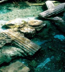 Cleopatra's pool at Hierapolis-Pamukkale: bathing in the ancient baths