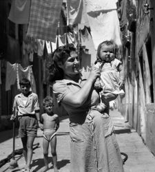 Reggio Emilia, le mostre di Fotografia Europea 2023: da Sabine Weiss a Luigi Ghirri 