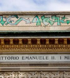 Milano, writers hanno imbrattato il frontone della Galleria Vittorio Emanuele II