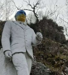 A che servono questi monumenti? Nel parco in Garfagnana dove c'è (ancora!) la statua di Putin