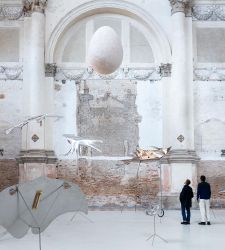 Venezia, 3 artisti riempiono un'antica chiesa con oniriche installazioni sui cambiamenti climatici