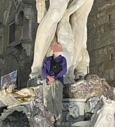 Firenze, turista sale sulla fontana del Nettuno e danneggia la statua. Danni per 5mila euro