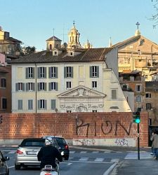 Giù le mani da Via Giulia: via il muro che devasta uno dei paesaggi più belli al mondo