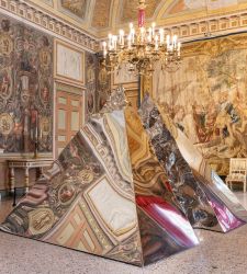 Milano, Palazzo Reale accoglie le installazioni riflettenti di Helidon Xhixha