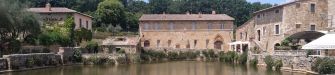 Bagno Vignoni, il borgo con la vasca al posto della piazza