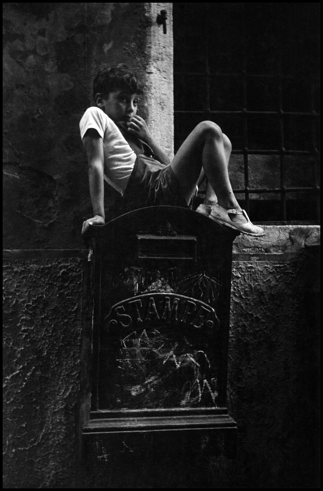 David Seymour, Boy sitting on a mailbox, Venezia, 1950