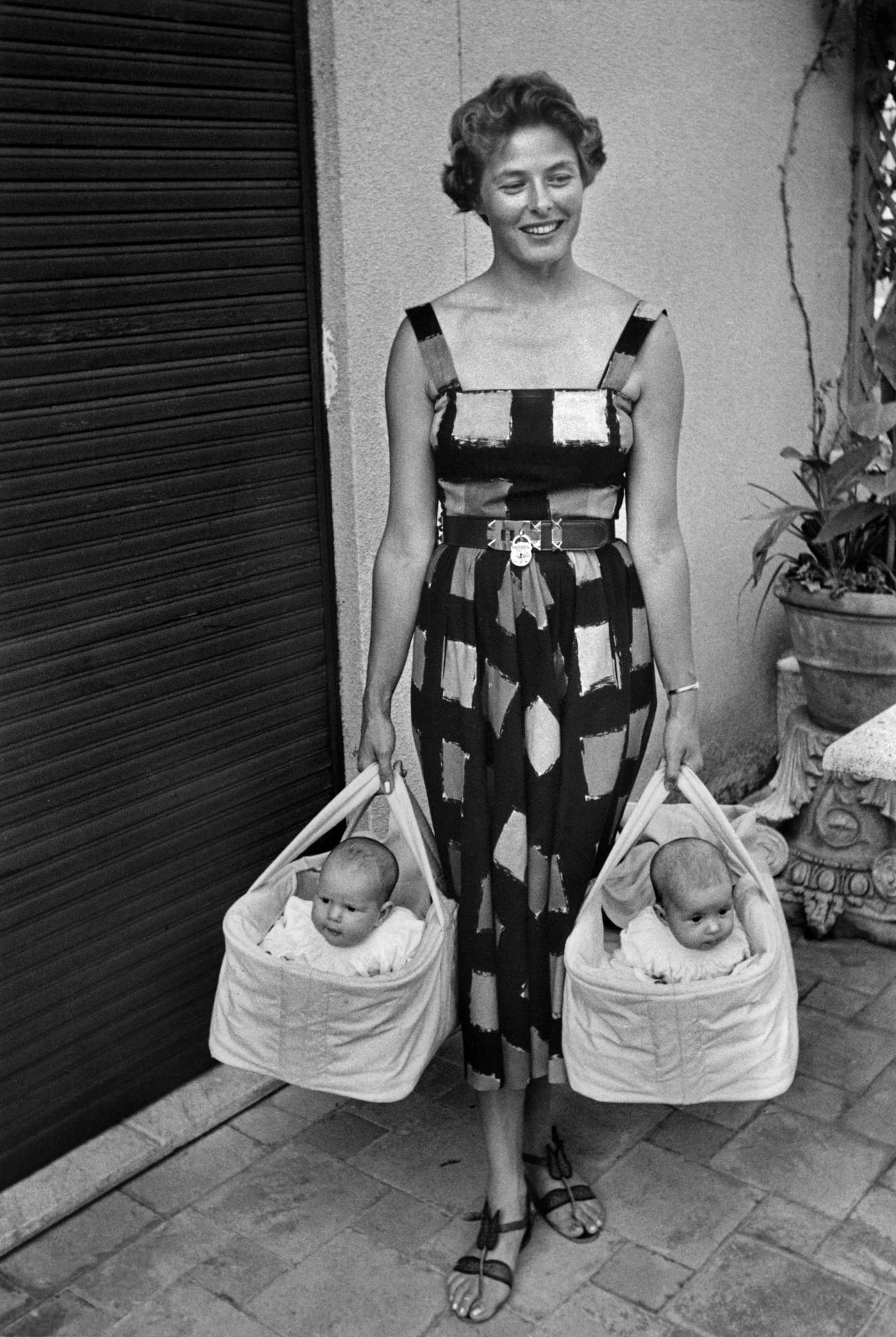 David Seymour, Ingrid Bergman con le figlie gemelle, Isabella e Isotta Rossellini, Italia, 1952