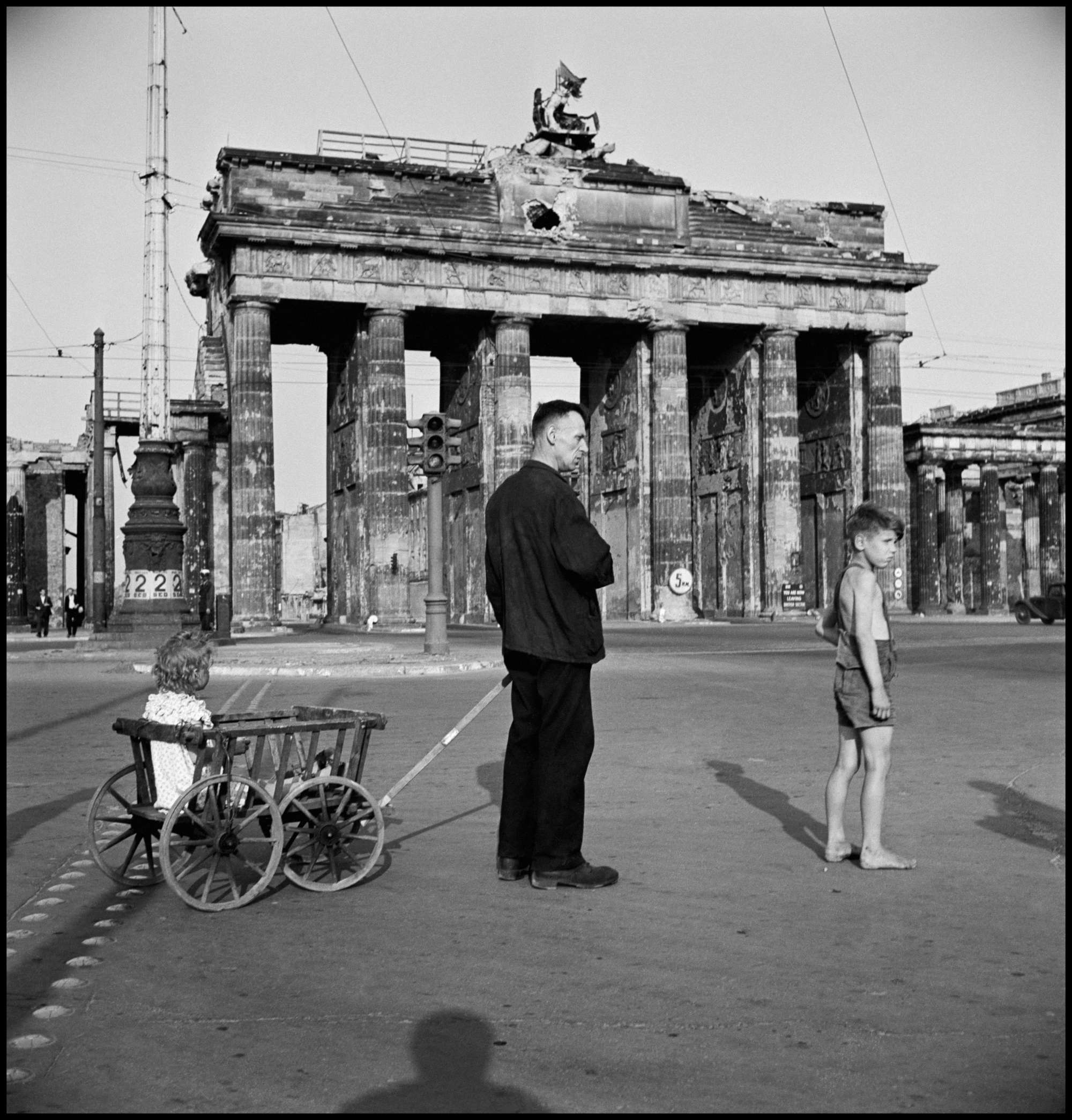 David Seymour, Vicino alla porta di Brandeburgo, Berlino, 1947