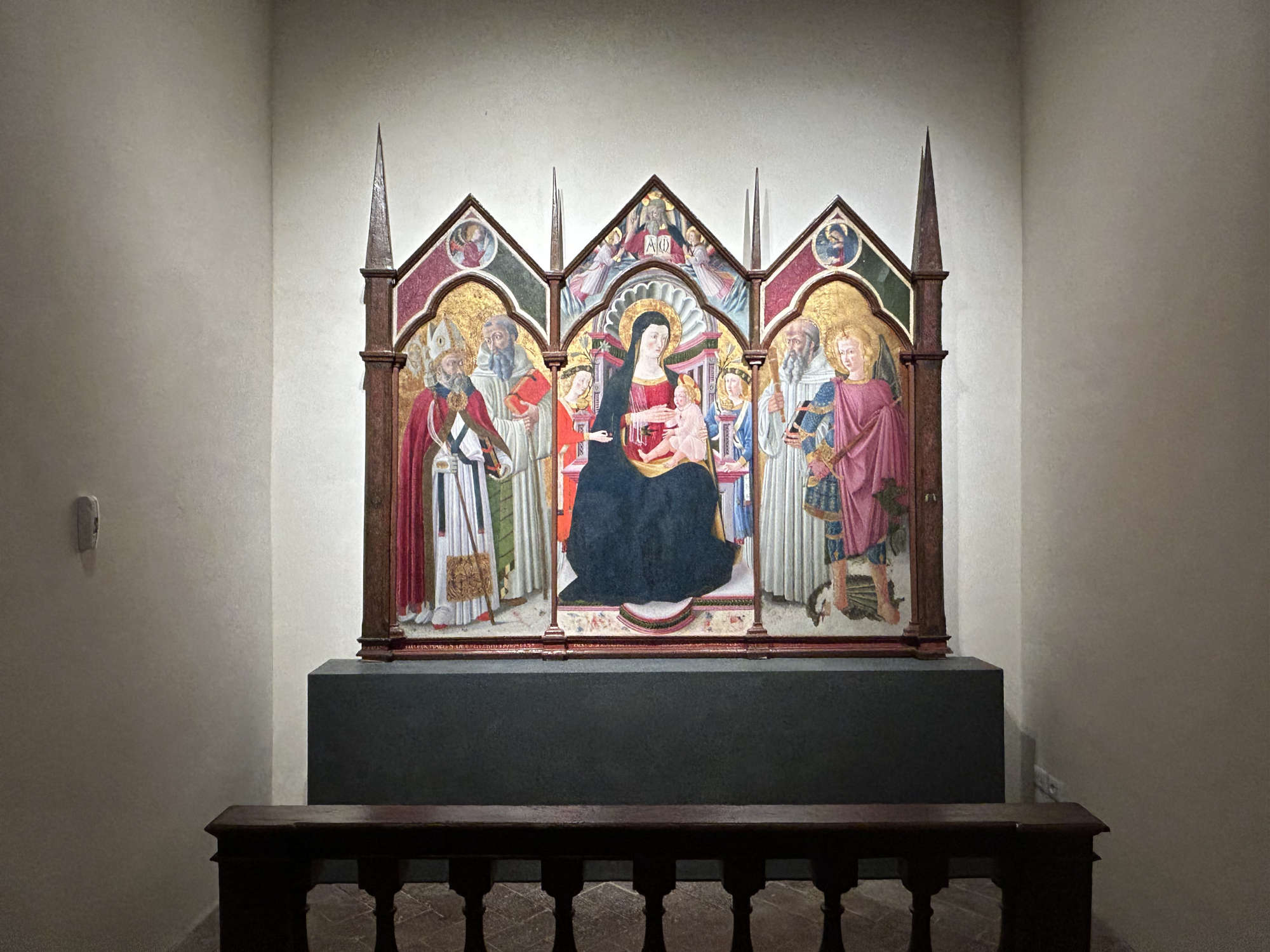 The polyptych with the Madonna and Child and Saints attributed to Giuliano Amidei and displayed in the room where Michelangelo was born