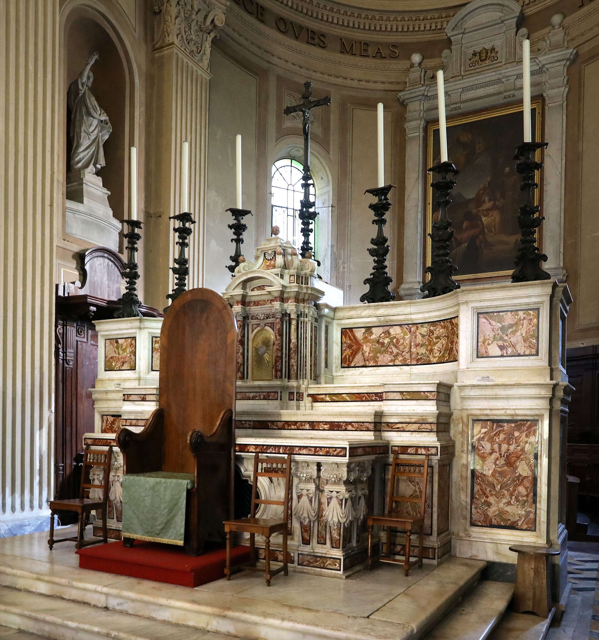 Le maître-autel de la cathédrale de Massa. Photo : Francesco Bini