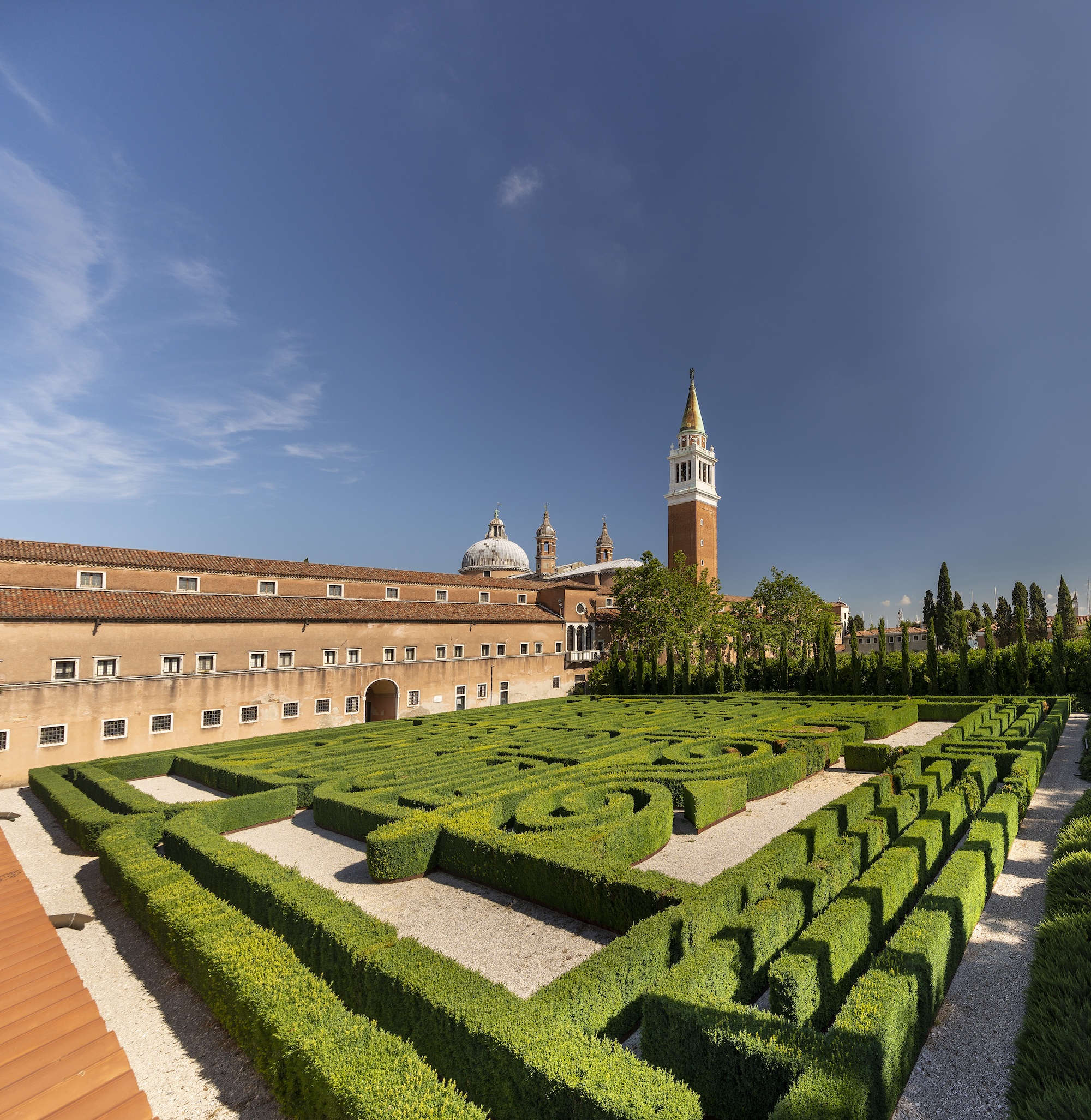 Le labyrinthe de Borges avec, en arrière-plan, l'église et le monastère de San Giorgio à Venise. Photo : Matteo De Fina