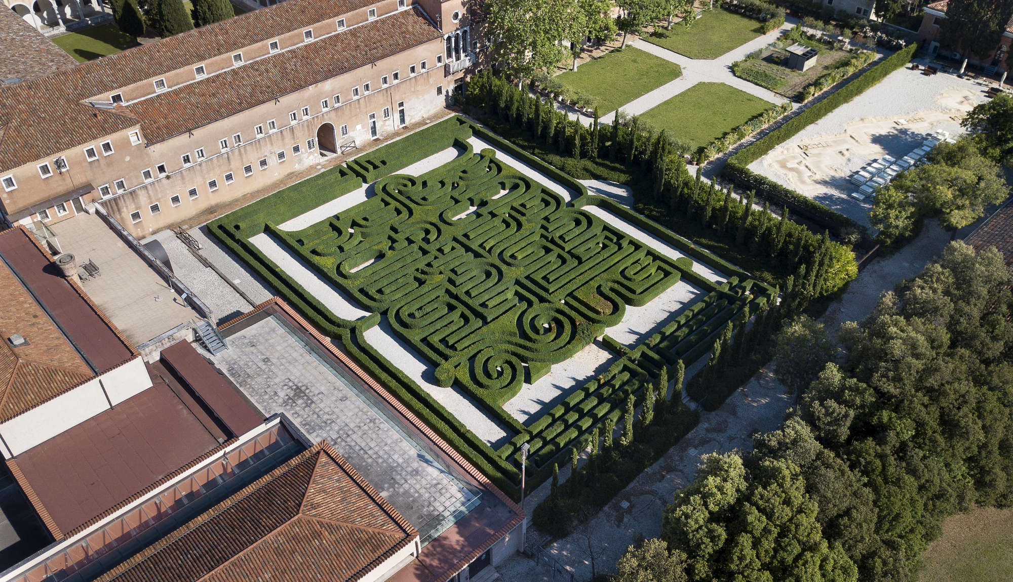 Vue du labyrinthe de Borges sur l'île de San Giorgio à Venise. Les haies forment le nom de Borges. Photo : Matteo De Fina