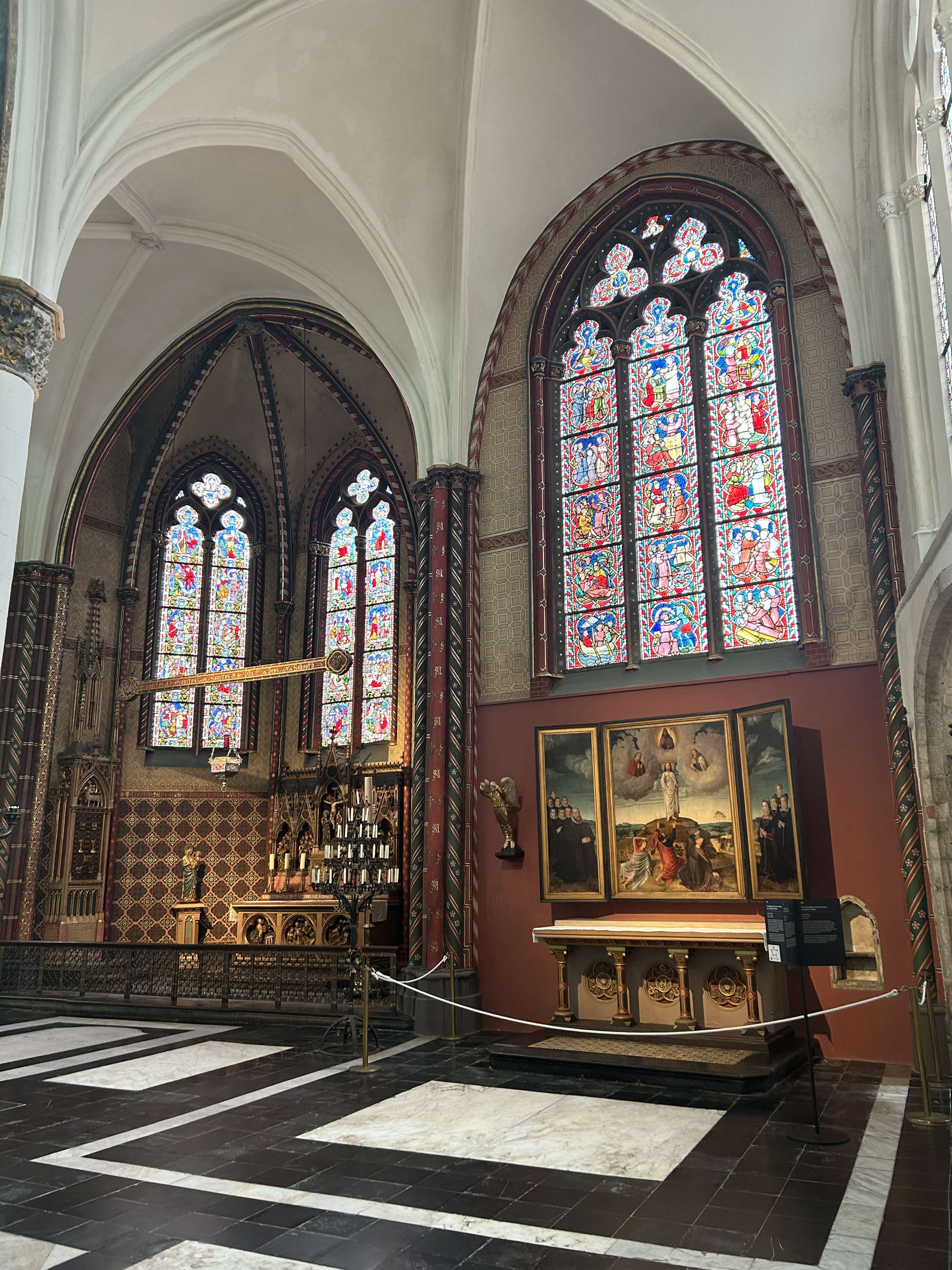Capilla del Sacramento y a la izquierda Transfiguración de Cristo de Gerard David