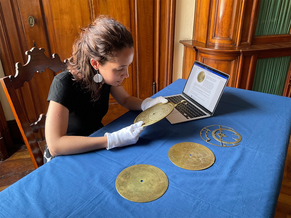 Federica Gigante studia l'astrolabio di Verona. Foto: Christ's College