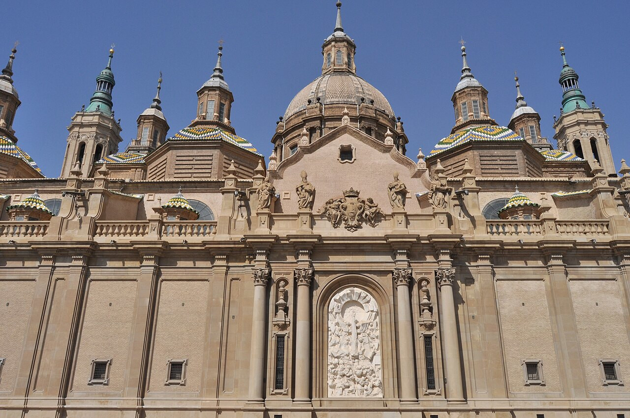 Facade of the Basilica del Pilar with the Venida de la Virgen. Photo by Luis Rogelio