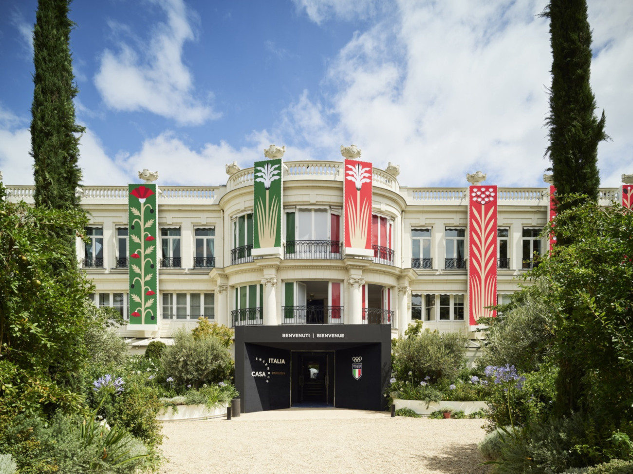 Façade Casa Italia Paris 2024, Ensemble. Avec l'autorisation d'Agostino Iacurci. Photo de Pietro Savorelli pour CONI