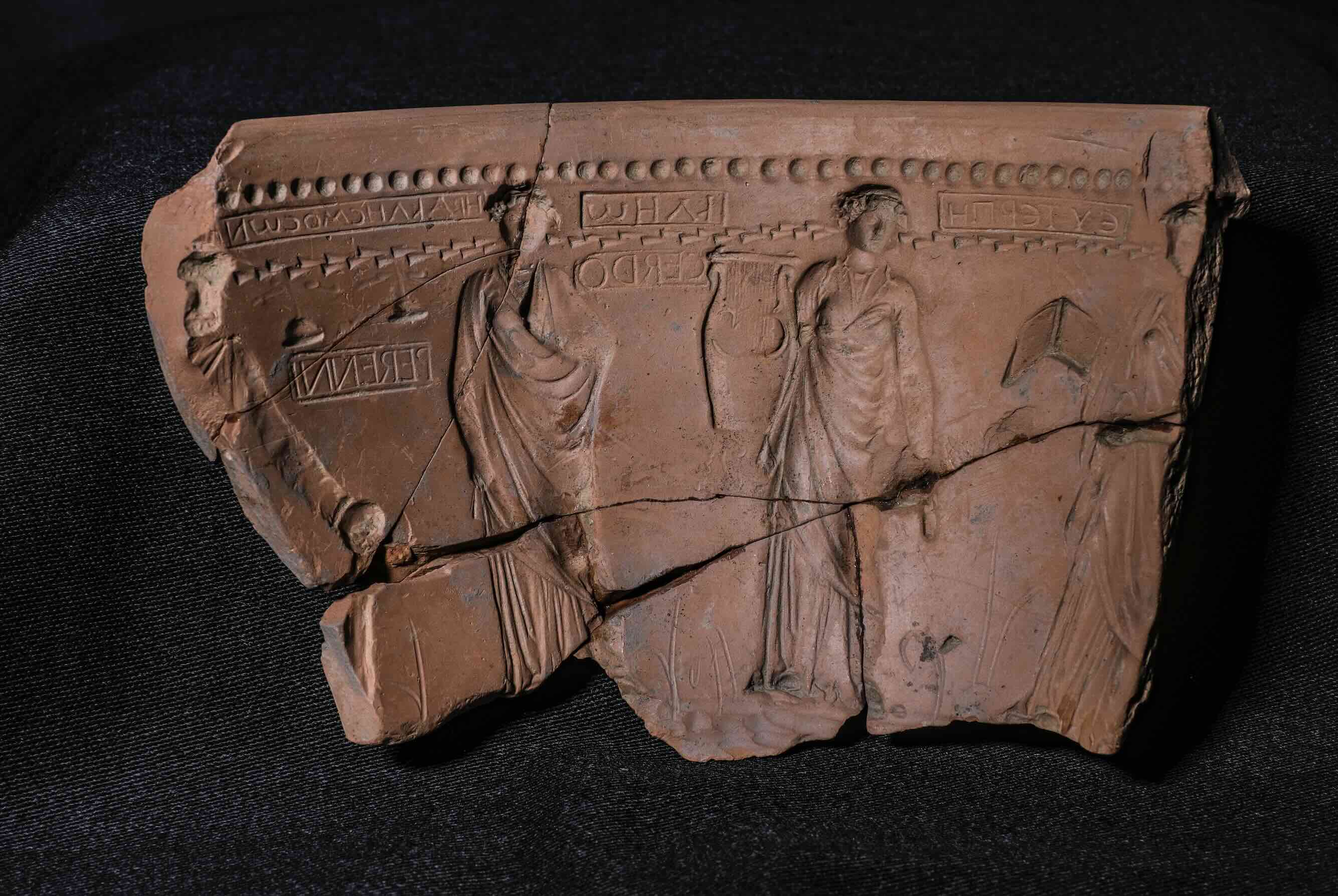 Fragmento de matriz con las Musas con la marca de Cerdo Perenni. Se leen, en griego, los nombres de Thersicore, Clio y Heracles de las Musas
