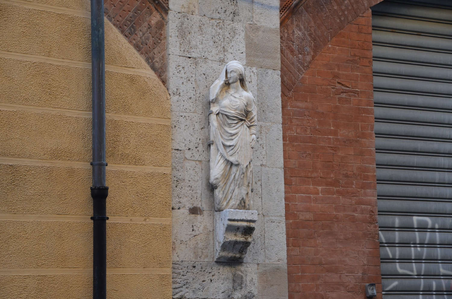 公元 2-3 世纪的大理石石棺碎片（藏于比萨，Casa Tizzioni），传统上被认为是 Kinzica de' Sismondi 的代表作