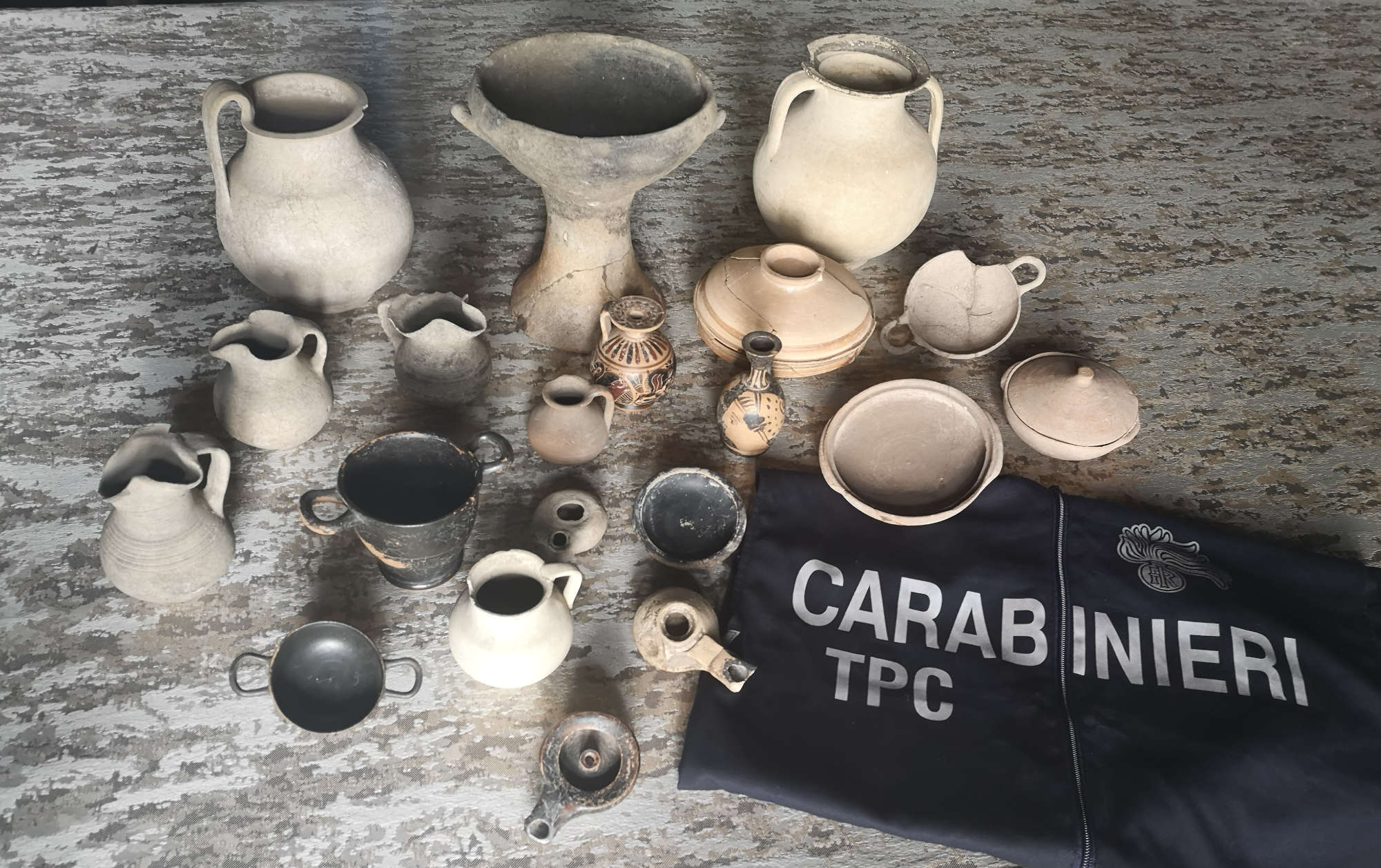 Venecia, los Carabinieri recuperan una valiosa colección arqueológica de objetos de cerámica Venecia, los Carabinieri recuperan una valiosa colección arqueológica de objetos de cerámica