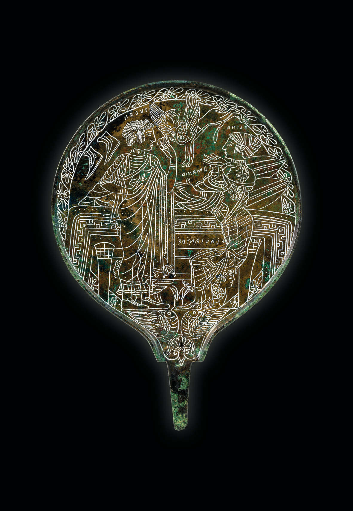 Espejo de bronce con Turan (Afrodita), Elina (Helena), Ermania (Hermione) y Elachsantre (Paris Alejandro) 475-450 a.C. Procedente de Palestrina, necrópolis de Columbella.  ©Museo Nacional Etrusco de Villa Giulia.  Archivo fotográfico Mauro Benedetti