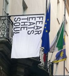 Torino, al MAO una bandiera bianca per infondere il coraggio che a volte manca