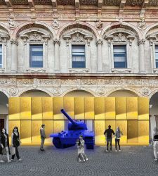 Un carro armato blu alla Statale di Milano: l'installazione di Rotelli per la Design Week