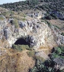 Archaeologists discover the oldest use of a plant dye in an Israeli cave