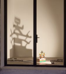 A Bologna, la vetrina di garage Bentivoglio espone la miniatura della libreria Carlton di Ettore Sottsass