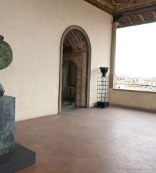 Il Guerriero con Scudo di Henry Moore giunge per sempre nella Terrazza di Saturno di Palazzo Vecchio a Firenze