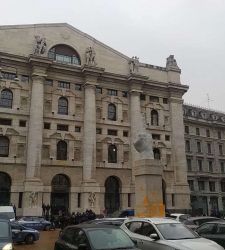 Milano, andranno a processo i tre attivisti che imbrattarono L.O.V.E., il dito di Cattelan