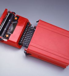 Une touche de couleur dans la couleur de tous les jours" : la machine à écrire Valentine d'Olivetti