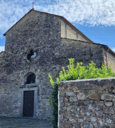 In Lunigiana, dentro le chiese che nascondono le tracce delle lotte tra cristiani e pagani