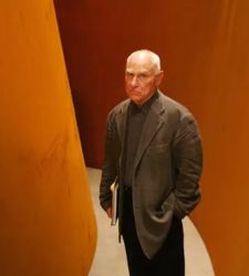 Ci ha lasciati Richard Serra, il grande scultore contemporaneo delle monumentali opere da attraversare