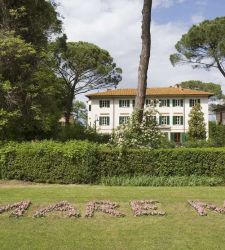 A park of works made with flowers. The contemporary garden of the Montellori Farm.