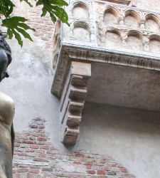 Troppe palpate, danneggiato il seno della Giulietta di Verona. Ma il gesto scaramantico è sessista?