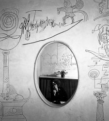 La Palazzina Mayer decorata da Saul Steinberg negli scatti di Ugo Mulas: la mostra a Torino
