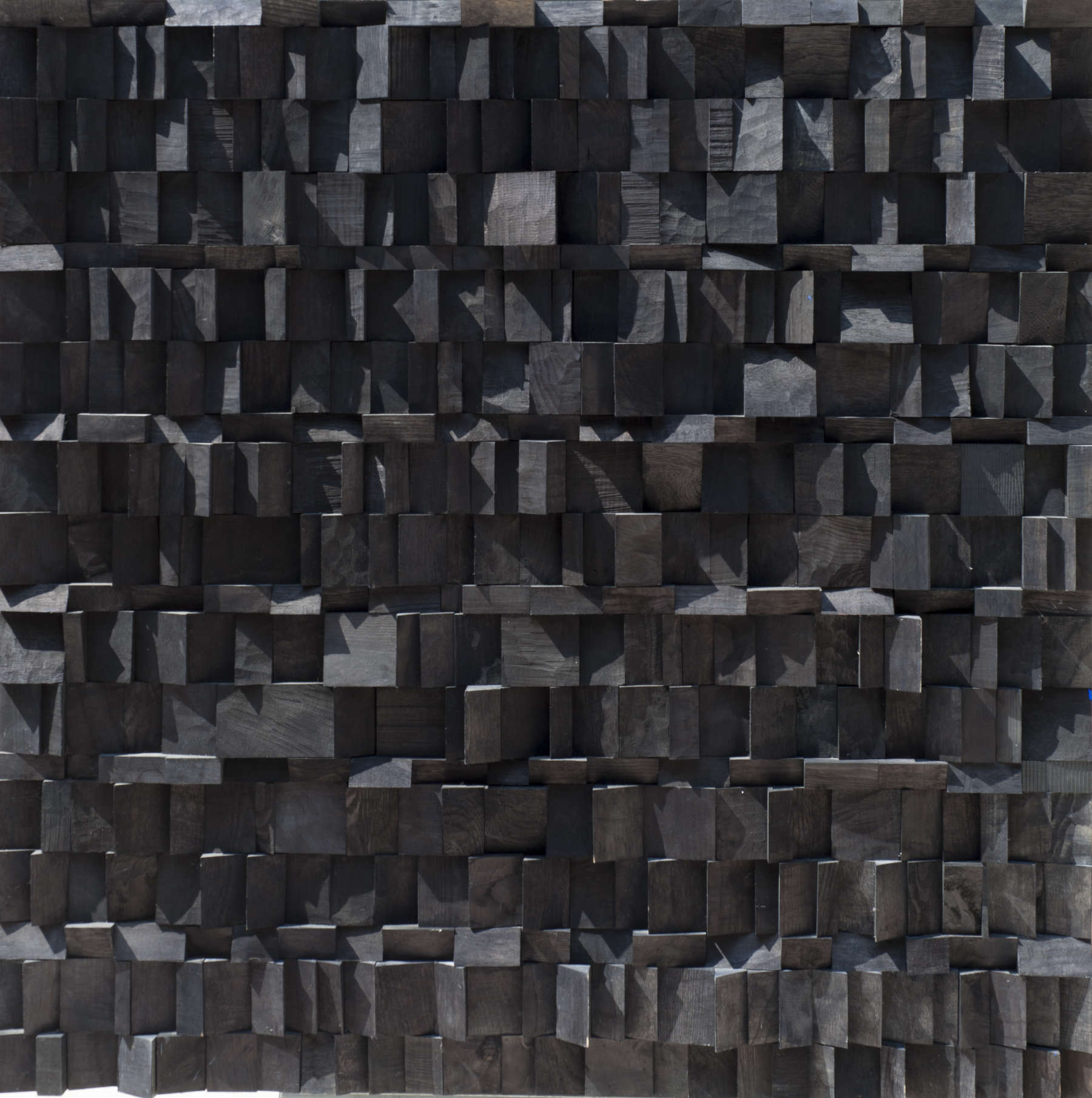 Giulio Candussio, La luce del nero profondo (2017; legno colorato, 114 x 114 cm)