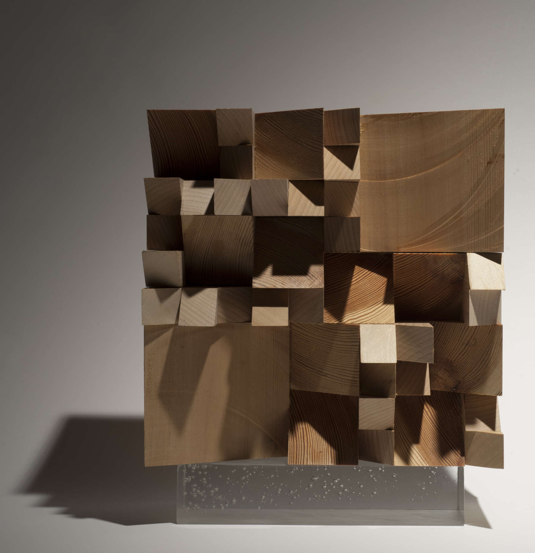 Giulio Candussio, Modularità della luce (1984; legno di larice, 30 x 30 x 12 cm)