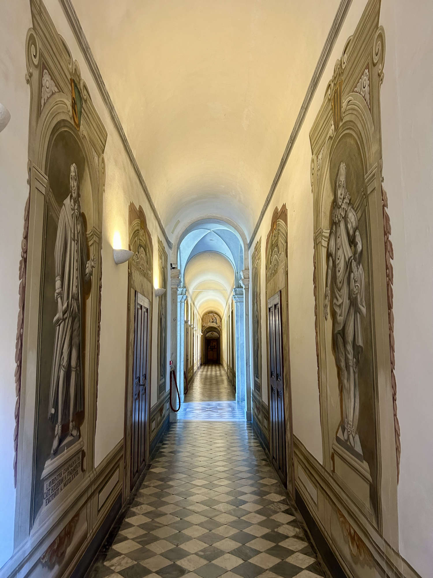 La decoración del corredor con estatuas de los benefactores y fundadores de la Orden Cartujana