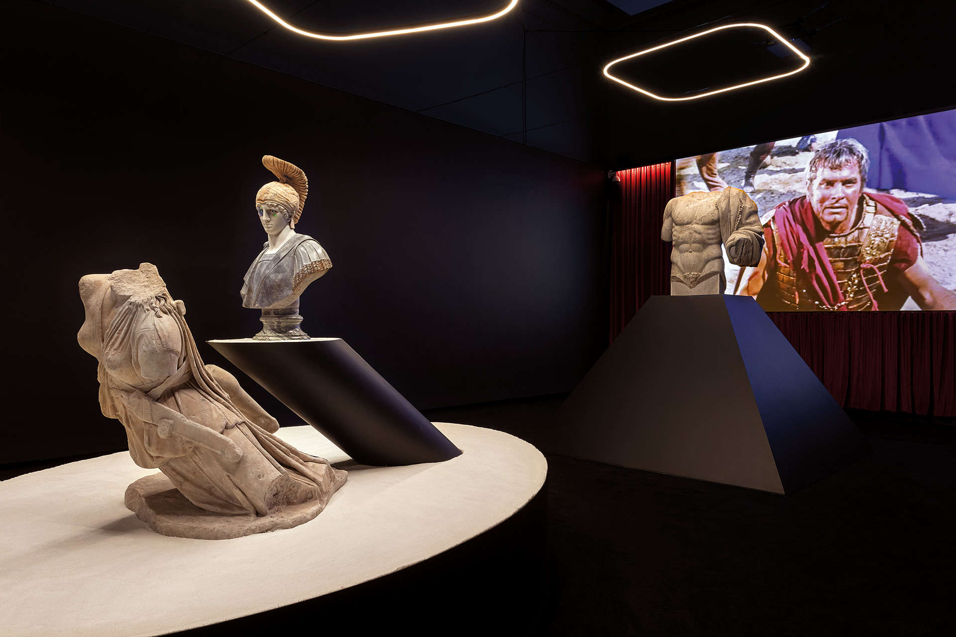 Arte antica per le mostre d'arte contemporanea: meglio gli originali o bastano le copie?