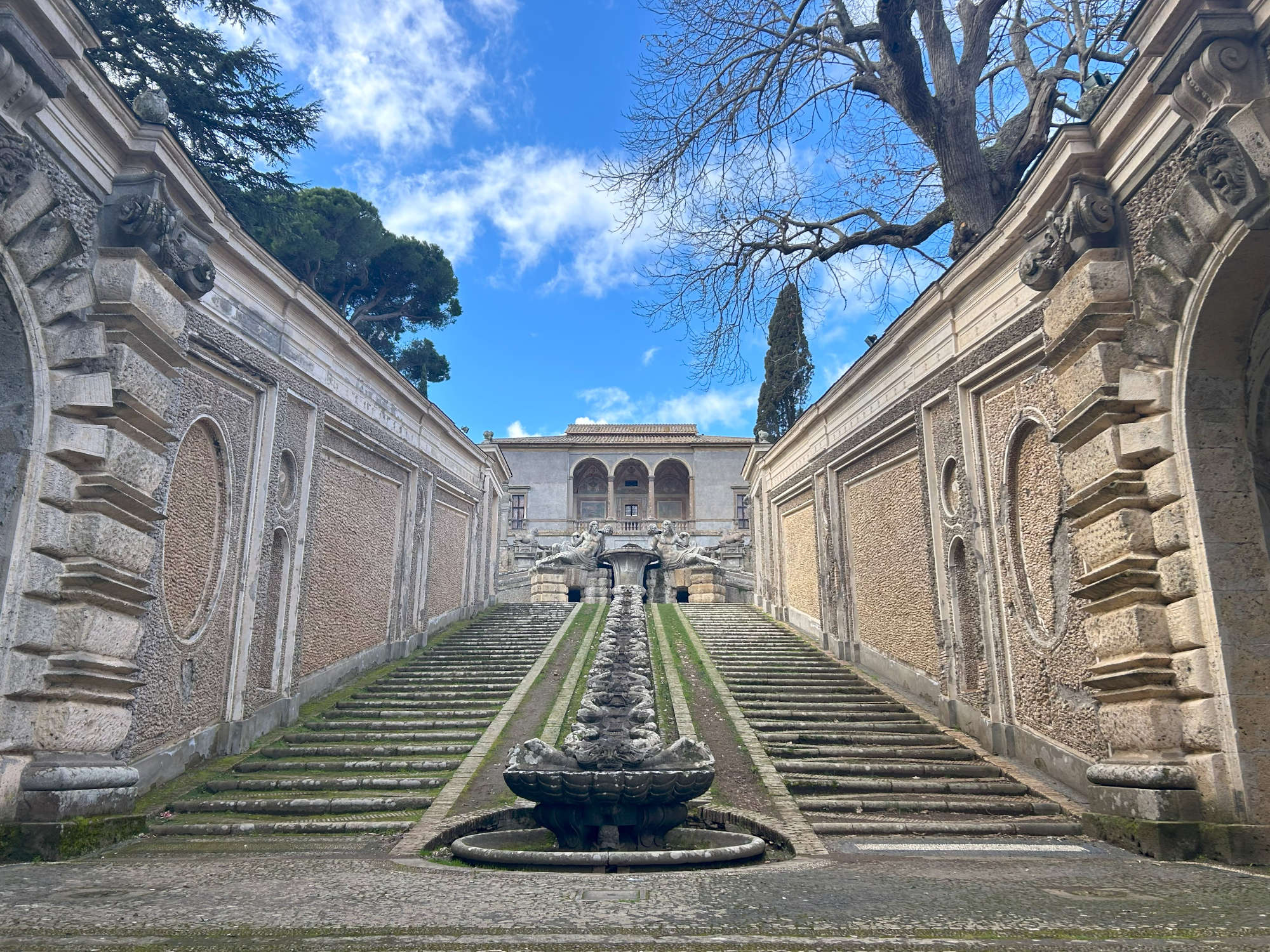 Las escaleras que suben a la Casa del Placer en los jardines