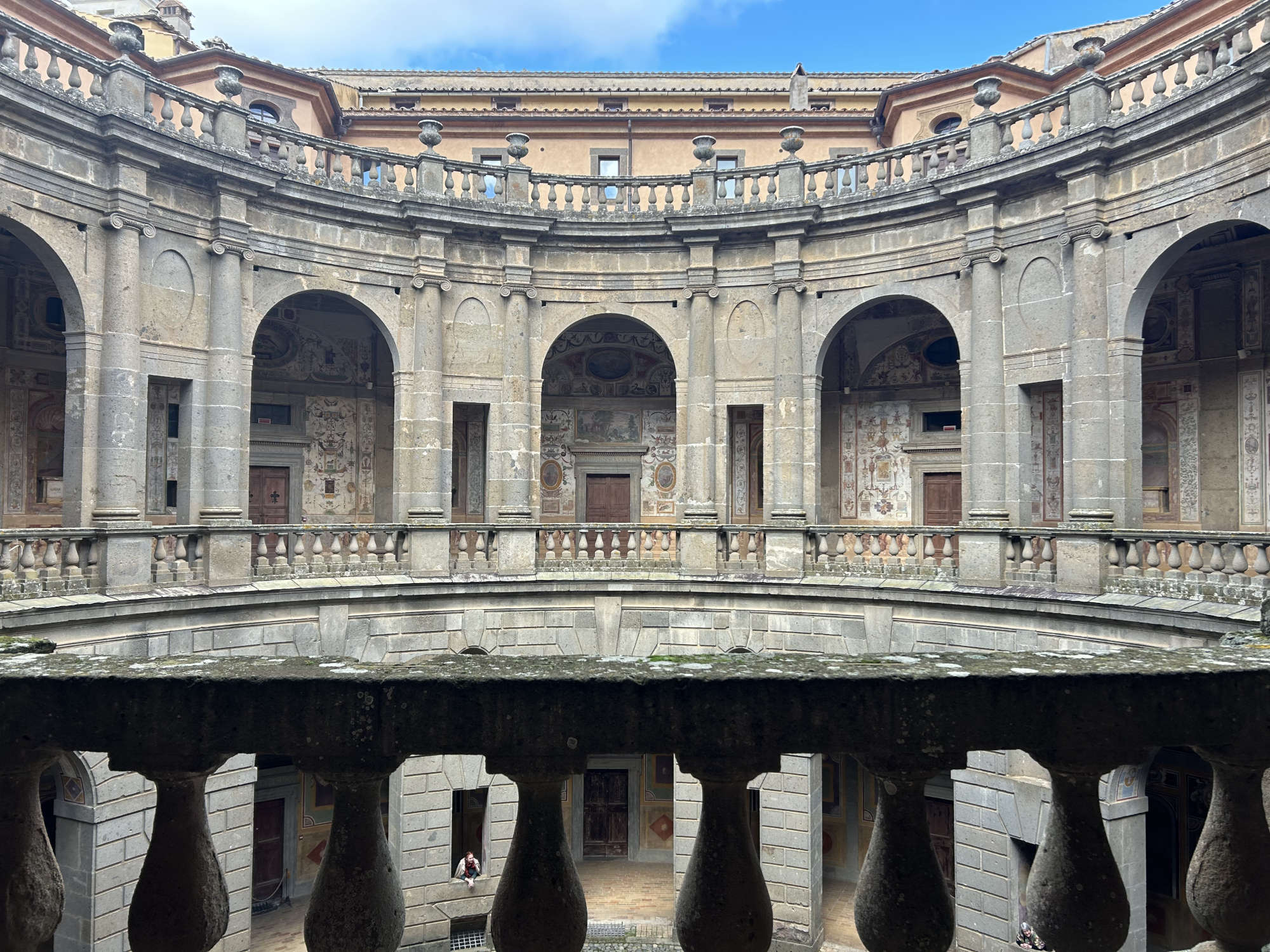 La foto del patio muestra las dependencias privadas apartadas de la logia