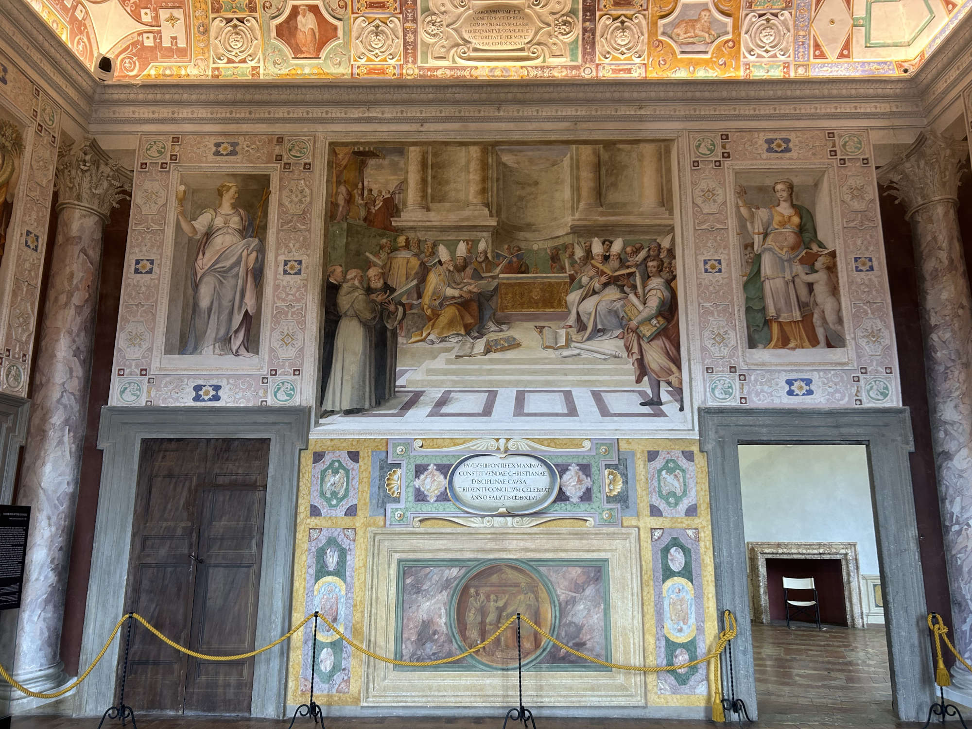 Una pared de la Sala del Consejo con el fresco que representa el Concilio de Trento