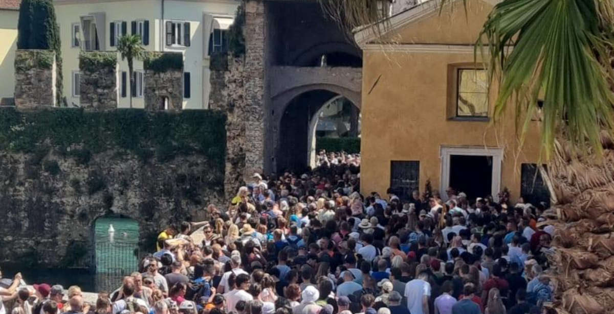 Turismo maleducato per i ponti di primavera. E molte mete diventano invivibili